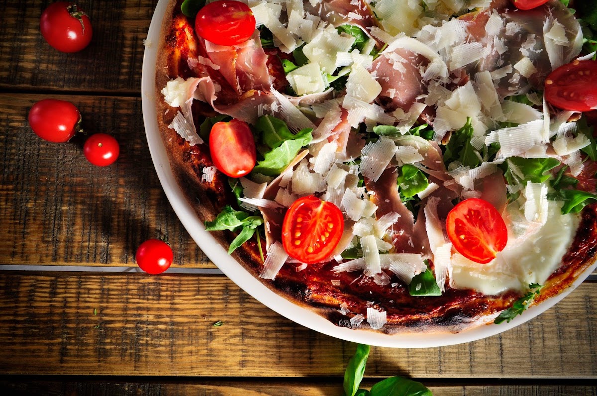 Prosciuttós pizza rukolával